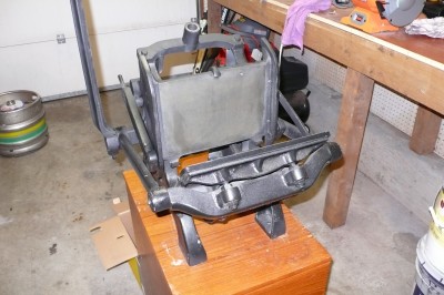 You can see the platen bolts near the bottom of this photo